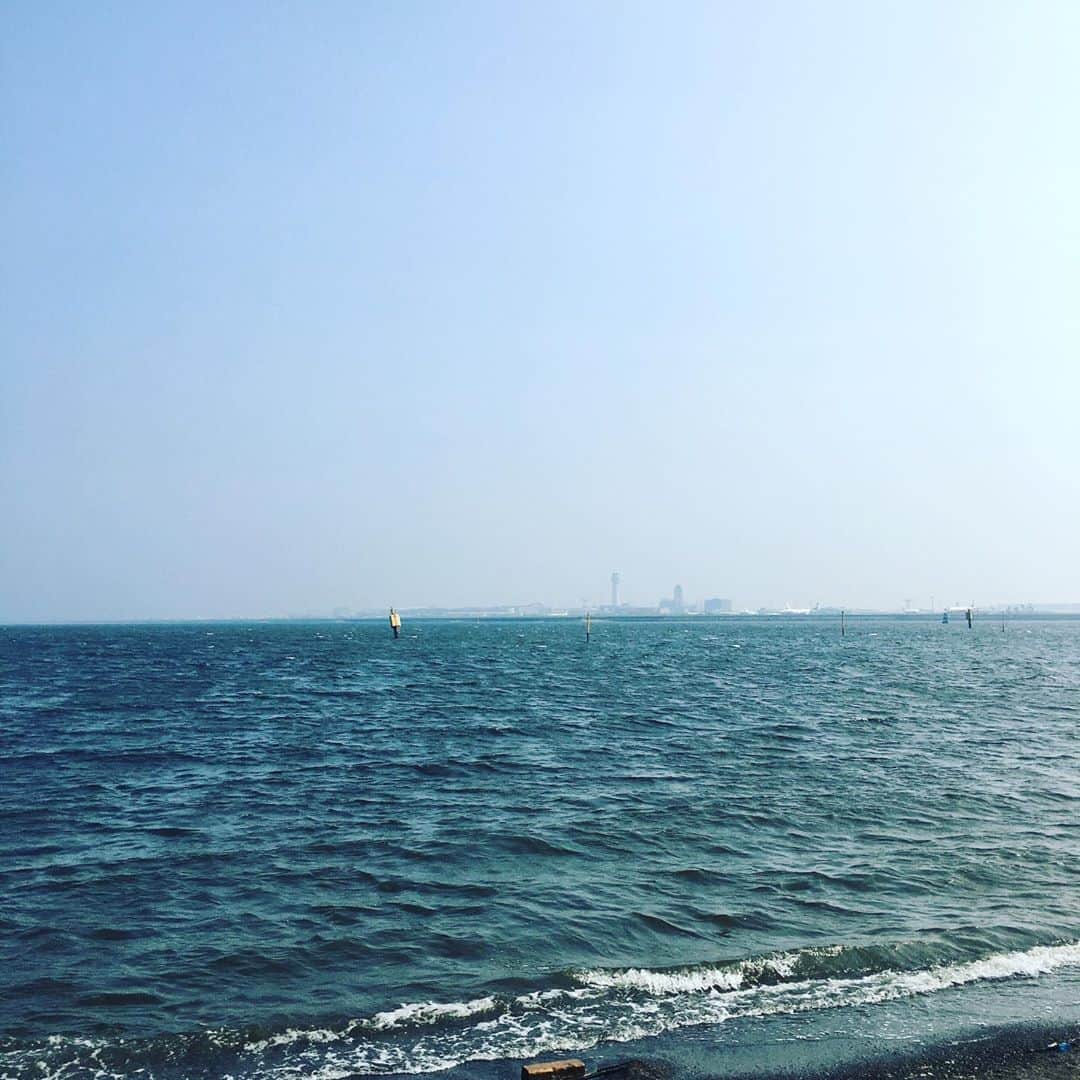 今村沙緒里のインスタグラム：「久しぶりに海へ！ 撮影でした🦋 自然に触れると エネルギーもらえます🐬 出来あがりが楽しみです💙 ・ I went to sea to shooting！ Nature power🐳 ・ #sea #sun #energy #photography #tokyo #바다 #海 #自然 #撮影 #楽しみ」