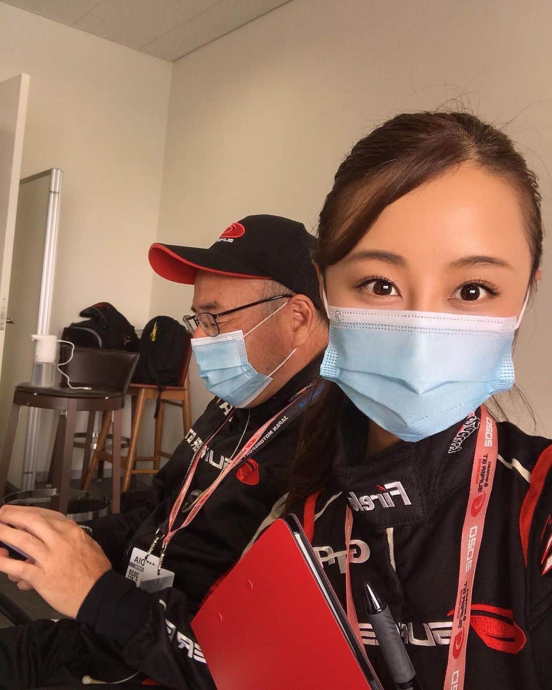 のインスタグラム：「2020 SUPER GT Rd.2﻿ ﻿ ﻿ 第2戦のGT500クラスの優勝は﻿ 17号車KEIHIN NSX GT!!!﻿ ﻿ GT300クラスは﻿ 2号車シンティアムアップルロータス‼︎!﻿ ﻿ おめでとうございました😊﻿ ２クラスとも快勝🏆 カッコ良かった〜♬﻿ ﻿ 色々なチームに話を聞きに行く立場として、﻿ ﻿ 私自身も各チームごとの 嬉しかったり悔しかったり﻿ ほっとしたり驚いたりと言う﻿ 本当にいろんな感情を同時に感じ続けた﻿ そんな第2戦でありました。﻿ ﻿ 500の次の闘いどうなるんだろう！ ウェイトや舞台も変わってまた 新たな動きがありそう！楽しみ😊 ﻿ 300に関しては﻿ ウェイトだったり、﻿ （最大ウェイト75kg！！！💦）﻿ あとは次戦はタイヤ交換どうなるのかな？﻿ ﻿ そういったところも含めて、﻿ またドラマ満載の展開になりそうですね。﻿ チームの皆さん大変ですけど💦﻿ 頑張って下さい💪﻿ ﻿ 次戦は鈴鹿！⭐️﻿ 待ちきれない！すぐだけど！笑  そして今シーズンも コース歩きました🚶‍♂️⭐️笑  コース歩くの気持ちいい☺️  SUPER GT FUN BOOKのダウンロードも 宜しくお願いします！  急遽の実機　@pierrekitagawa さん ピエールさんありがとうございました😊  来週はサッシャさん @sascha348  の復帰戦だー(´▽｀)   ﻿ #SUPERGT #第2戦　#今回は2dayでした　#fujispeedway #300kmrace #コースウォーク #暑いけど楽しい」