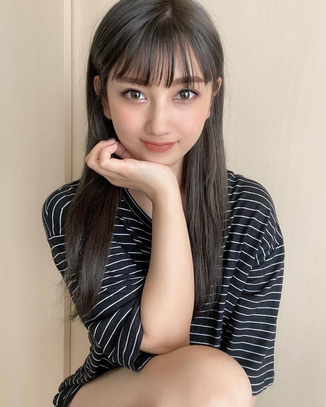 YUMIKAのインスタグラム：「この間 @aries__shinsaibashi で 久々のマツエク付けてきました (•'-'•)💓  デザインはフラットラッシュで200本 SC10mm.11mm.C11mm.J11mm 太さ0.2mm 自まつ毛が長くなったよ風にしたくて 相談したんだけど凄くお気に入り🥺♥️ アイライン引かなくても引いたように見えるから 汗でメイクも滲まないぞー(꒦ິ⌑꒦ີ)❤️  施術も丁寧でお店も綺麗で癒されたんだ〜🥺✨ #cjd_yumika #eyelush #マツエク #まつげエクステ #美容メンテ」