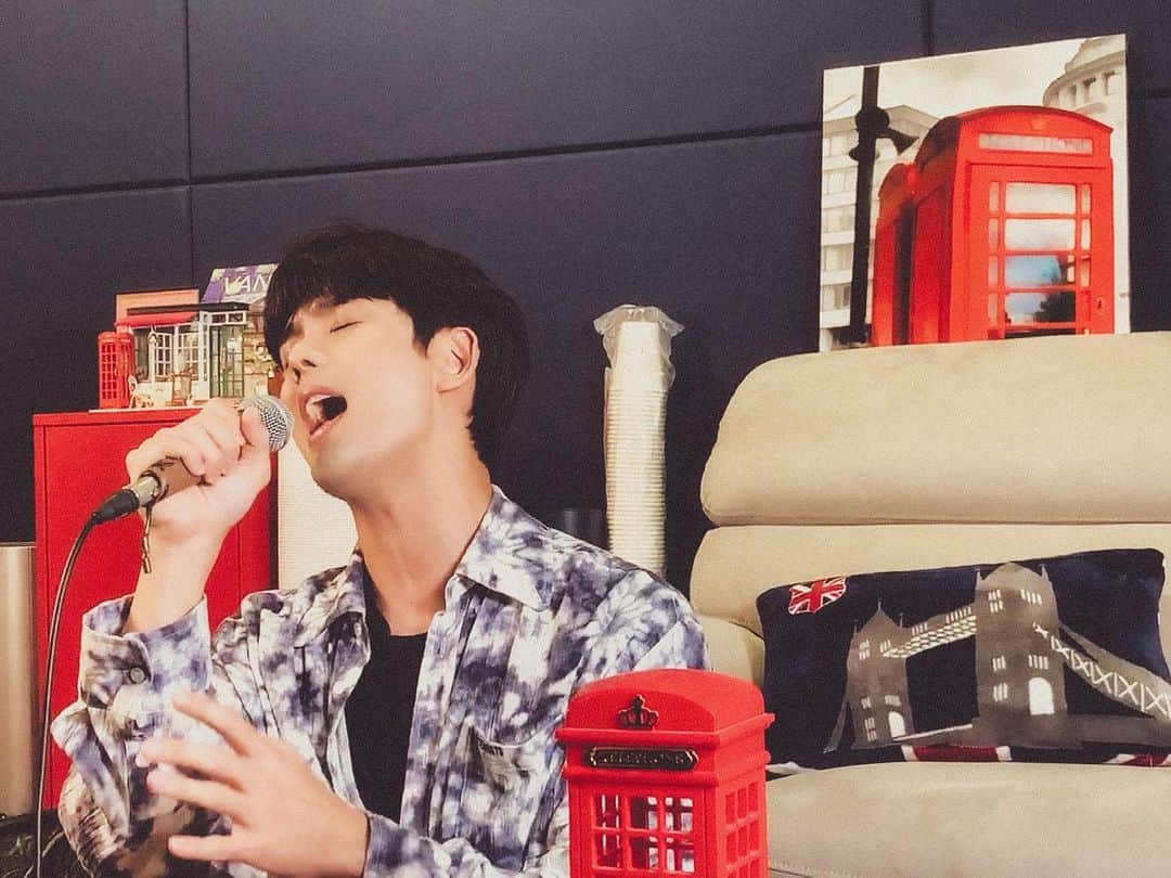 ソン・ユビンのインスタグラム：「#성유빈 #작업 #커버 #열일 #보컬 #고음   업데이트 할 커버곡 작업중」
