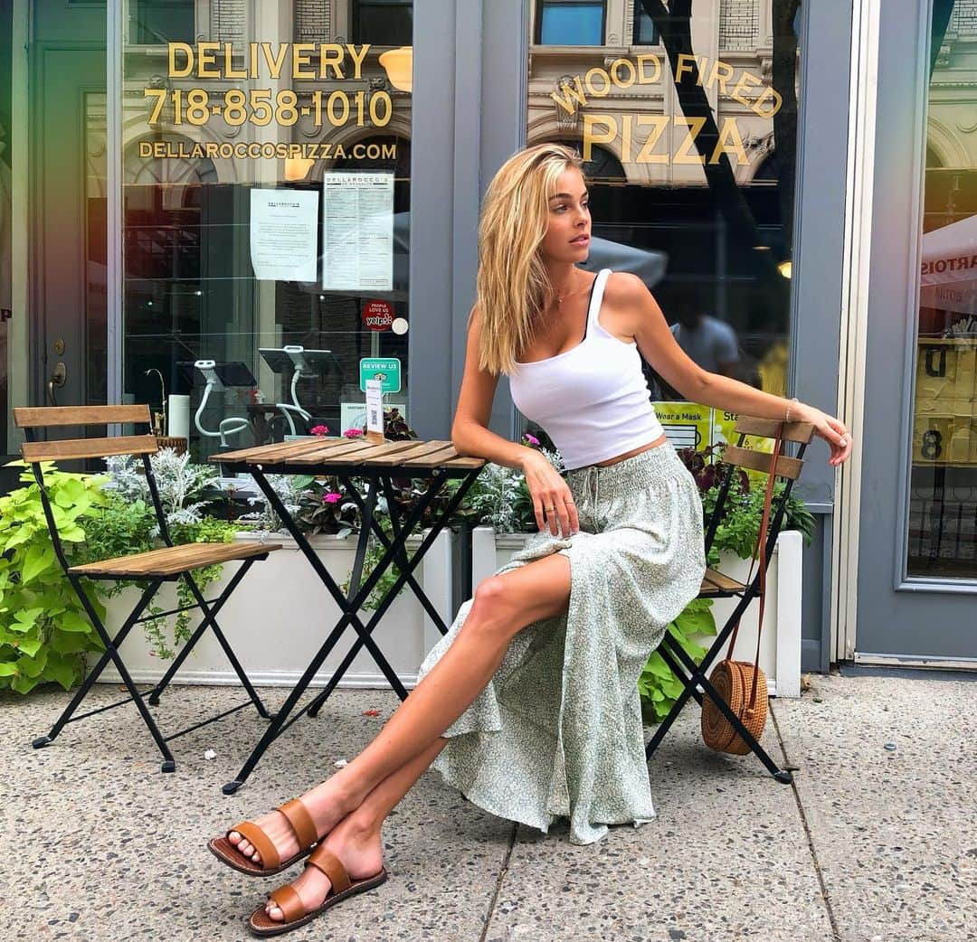 Elizabeth Turnerのインスタグラム：「Summertime ✨ and the livin’s easy 🌿」