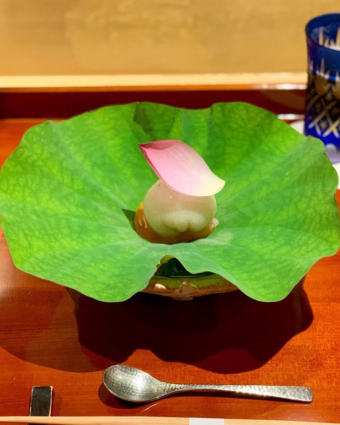 のインスタグラム：「厳しい残暑が続いていますね。。🎐 立秋にお誕生日を迎えました🌻 今年も 健康で幸せなお誕生日を迎えられた事に感謝🙏 まだまだ不安な日々が続いていますが 早く安心して過ごせる日常が 戻りますように。。 * 今年は暑さに加えて ウイルス対策も万全に、、 厳しい夏を乗り越えましょ〜う * 山の日の今日は Abemaでニュースを担当しています🙋🏼‍♀️ * #お盆 #蓮」