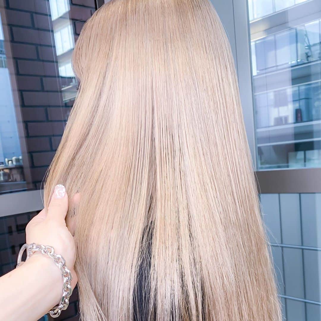 原涼香のインスタグラム：「𝐕𝐚𝐧𝐢𝐥𝐥𝐚 𝐛𝐥𝐨𝐧𝐝 🤍 ワンホン🇨🇳のような上品ハイトーン❤︎ ケアブリーチ3回以上 ㅤㅤㅤㅤㅤㅤㅤㅤㅤㅤㅤㅤㅤ」