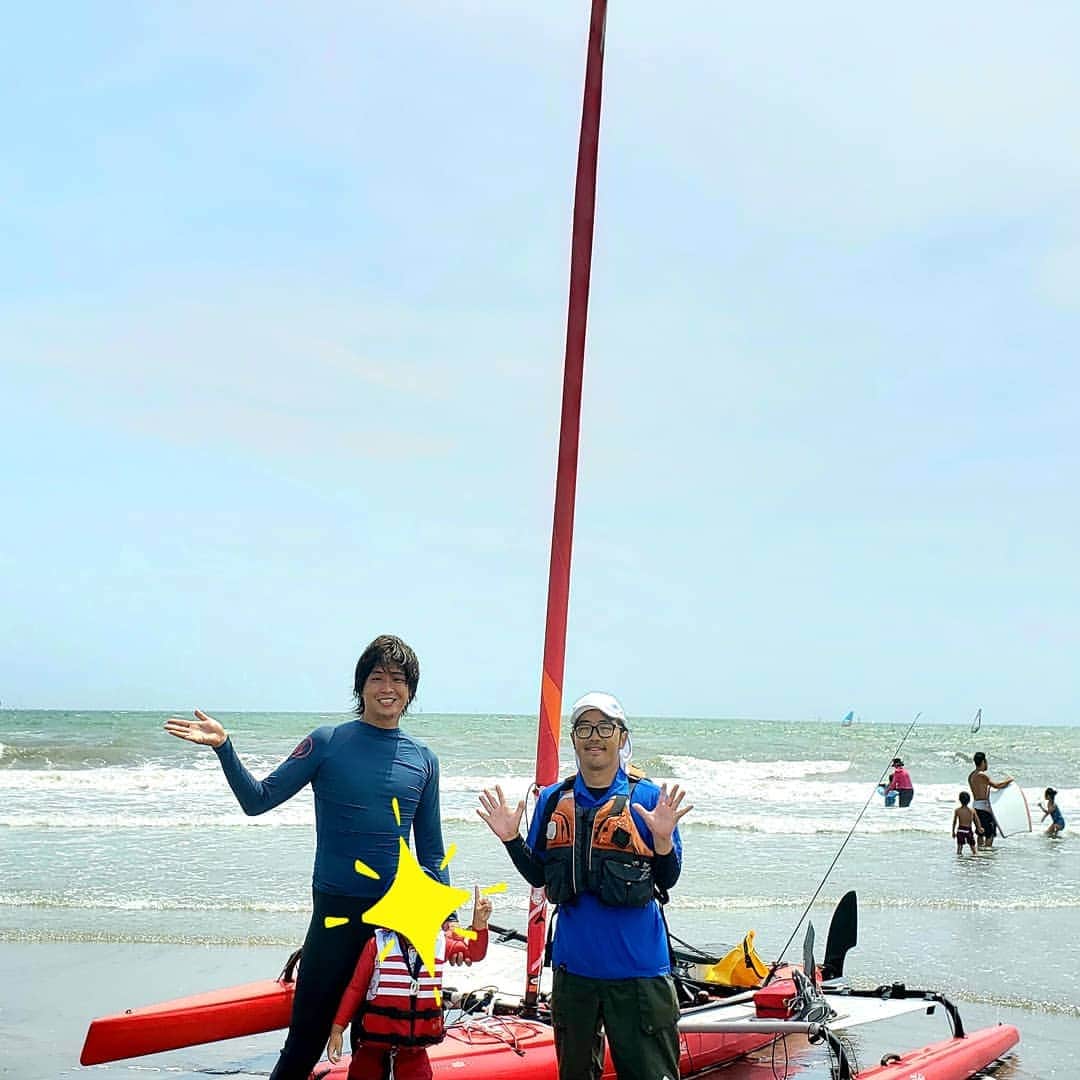 鈴木拓さんのインスタグラム写真 - (鈴木拓Instagram)「昨日は元議員の宮崎謙介さんと海で待ち合わせた。  息子ちゃんと金子恵美さんも待っていてくれてた。  宮崎さんはサーフィンをやっておりそこに僕がカヤック会いに行った。  オシャレにサーフィンをいろんな人がやっている最中僕は南洋民族のような船で乗り付けた。  やはり宮崎さんと会ったせいか帰る時海が死ぬほど荒れて恐怖のあまり小便をチビった。」8月10日 12時00分 - suzukitaku.drunkdoragon