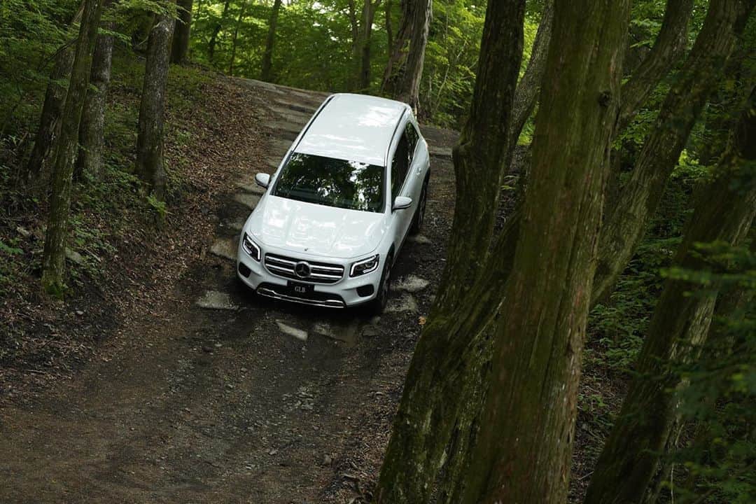 のインスタグラム：「今日は山の日。新型GLBでオフロードを楽しもう。  #MercedesBenz #mercedesbenzjapan #GLB #MBCars #SUV #コンパクトSUV #メルセデスベンツ #メルセデス #ベンツ #四駆 #オフロード #山の日」