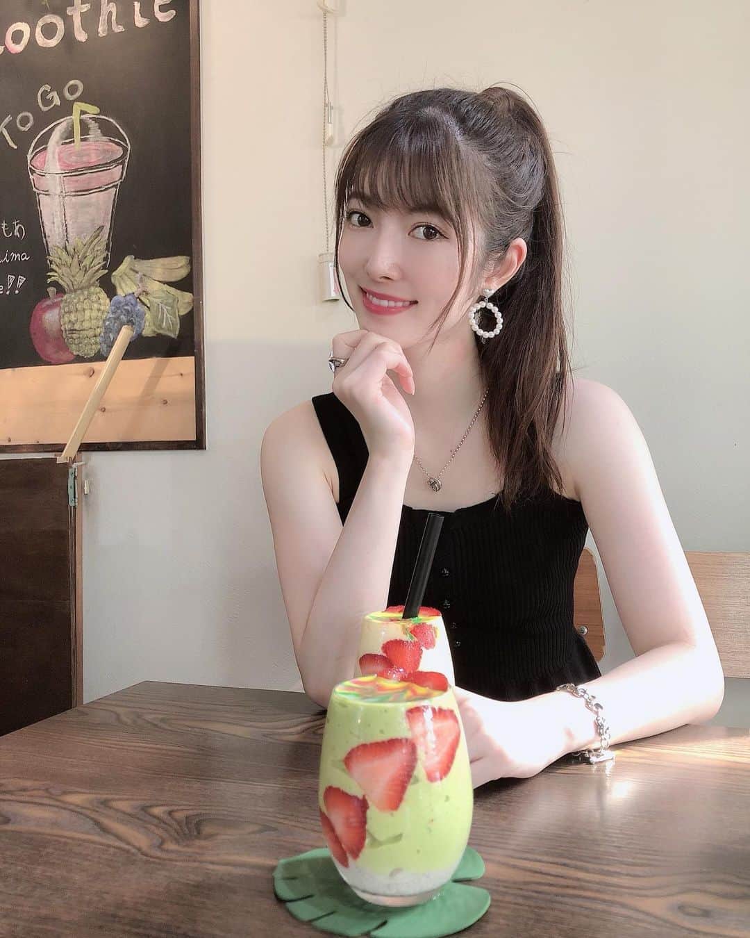 日下部美愛さんのインスタグラム写真 - (日下部美愛Instagram)「🦋🤍 左右のピアスのデザインが違うの、可愛くない？  そしてこのスムージー、可愛いしめっちゃくちゃ美味しかった〜〜！！！ #imore #あいもあ #カフェ #cafe #summer #photo  #japan #model #me #hair #code ...