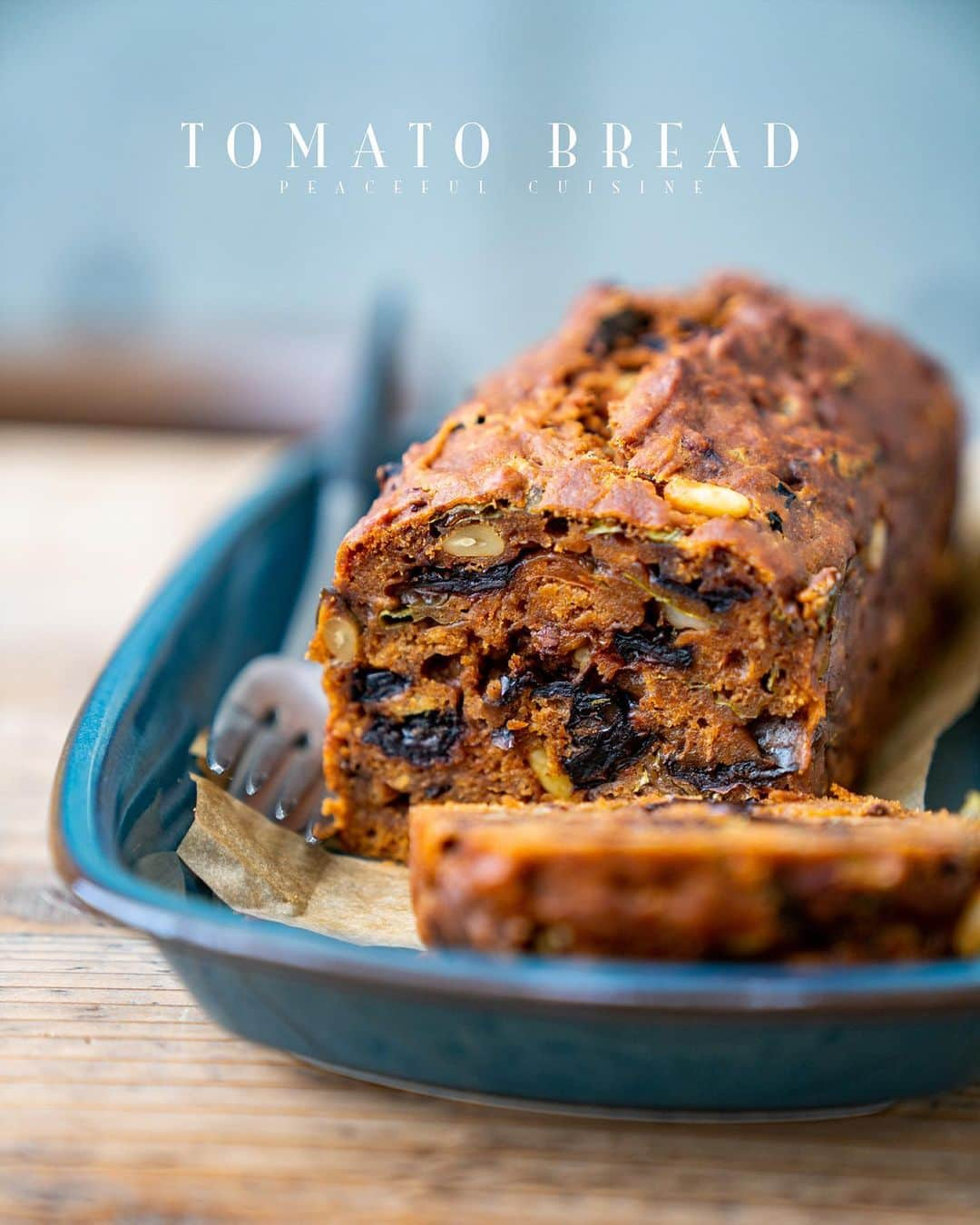 高嶋綾也のインスタグラム：「Have you ever heard of tomato bread? I hadn’t. And I created it 🍅🥖 Recipe video is now on my YouTube channel, check it oooooooout guys! ;)  #vegan #bread #tomato #basil #baking」