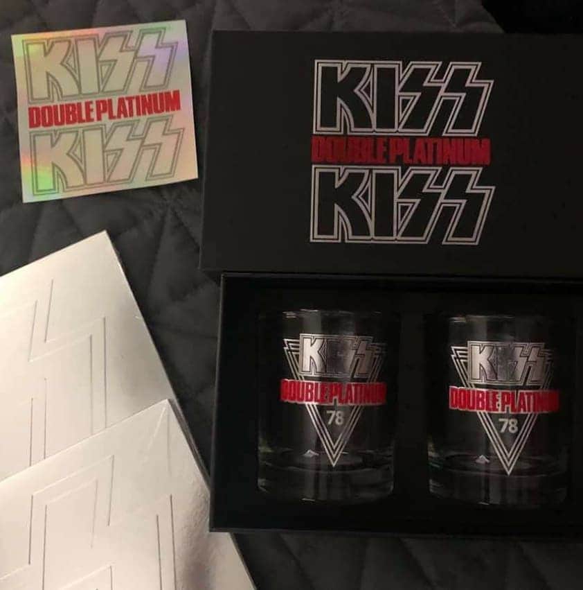 KISSさんのインスタグラム写真 - (KISSInstagram)「#CollectingKISS! Thanks to Andre Demoss for sharing his KISSONLINE exclusive new Double Platinum picture discs & collection.」8月10日 12時04分 - kissonline