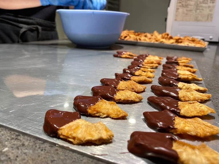 のインスタグラム：「⠀ ⠀  フルーツにチョコレートをディップした ポルテドゥショコラシリーズ。 ⠀ ひとつづつ丁寧にチョコレートをディップしていきます。 ⠀  お次は夏にぴったりなパイナップル🍍 お届けまで、もう少しお待ちくださいね…！⠀  ⠀ ⠀ ⠀  #greenbeantobarchocolate  #beantobar #japanesebeantobar #chocolat #chocolate #craftchocolate #allhandmade #nakameguro #tenjin #cacao #cafe#カカオ #グリーンビーントゥバーチョコレート #中目黒  #日本橋 #天神 #チョコレート #ビーントゥバー #カフェ #ボンボンチョコレート#京都新風館」