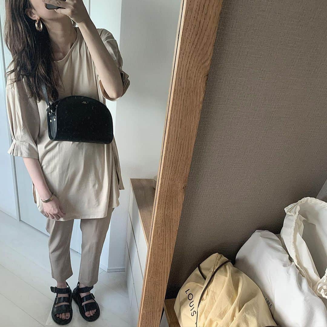 のインスタグラム：「＊ WEAR更新！ 詳細はWEARから見てね😉 すっかりさぼり気味になって 今日から少しずつ更新したい☹️✊🏻 * 最近はこの世の中だから🦠 体力つけるの大事って思ってて 自分の体力のなさを実感してるから ヨガに通ってる🧘‍♀️🥺 行かない日が続くとさぼりグセ付くのが 自分の悪いところだから 予定ない日は行けるように頑張ります🙂♡」