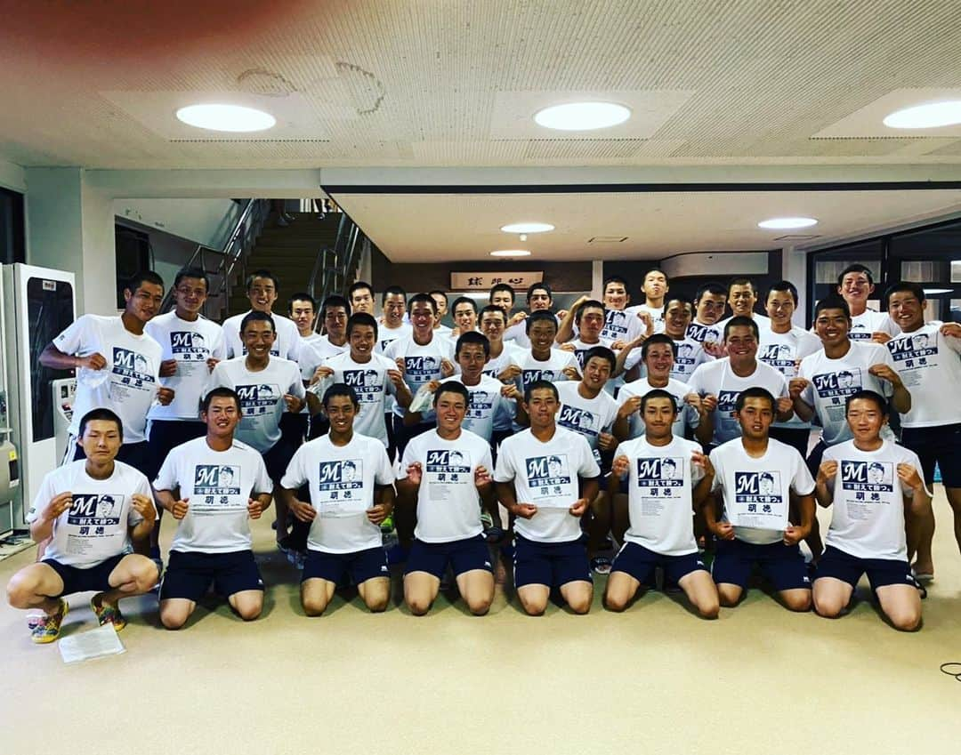 伊藤光さんのインスタグラム写真 - (伊藤光Instagram)「甲子園高校野球交流試合⚾️ ヤクルトの森岡さんの発案で現役OBからTシャツをプレゼント😬  真剣勝負を楽しんで😆  #明徳義塾 #甲子園交流試合 #耐えて勝つ #寮のロビー懐かしすぎる」8月10日 12時08分 - hikaruitoh29