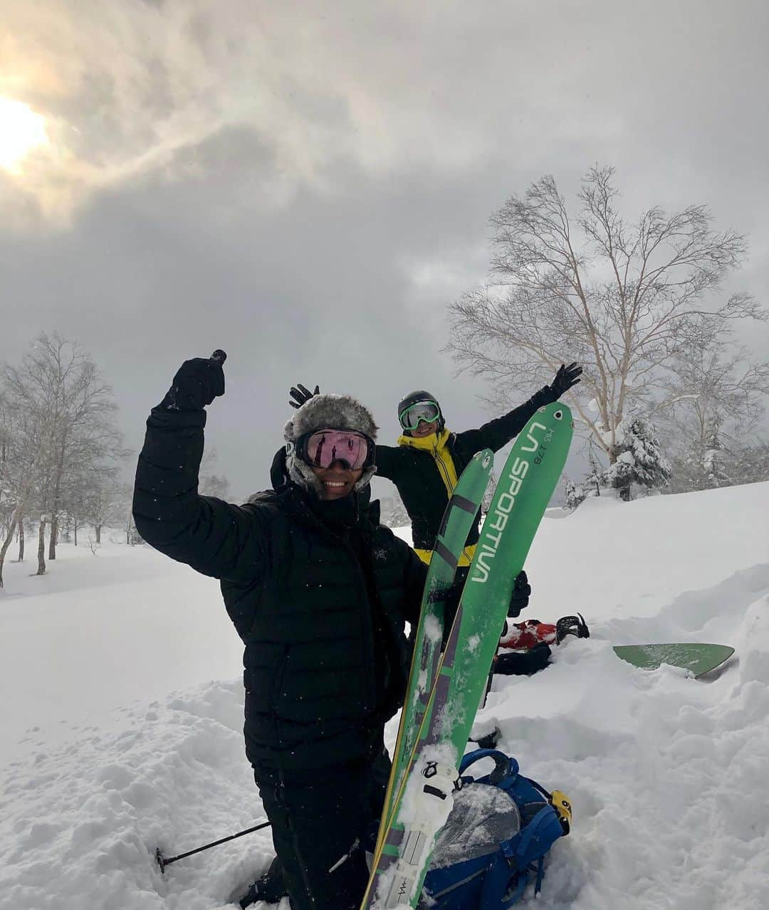 佐藤義朗さんのインスタグラム写真 - (佐藤義朗Instagram)「. 今日は山の日 雪にダイブしたいくらい暑いなあ🏔😵  #山に親しむ機会を得て #山の恩恵に感謝する日 #バックカントリー #田中毅 #毅さん(奥)は登るのが速くて、 僕(手前)は下るのが速い」8月10日 12時09分 - yoshiaki_sato11