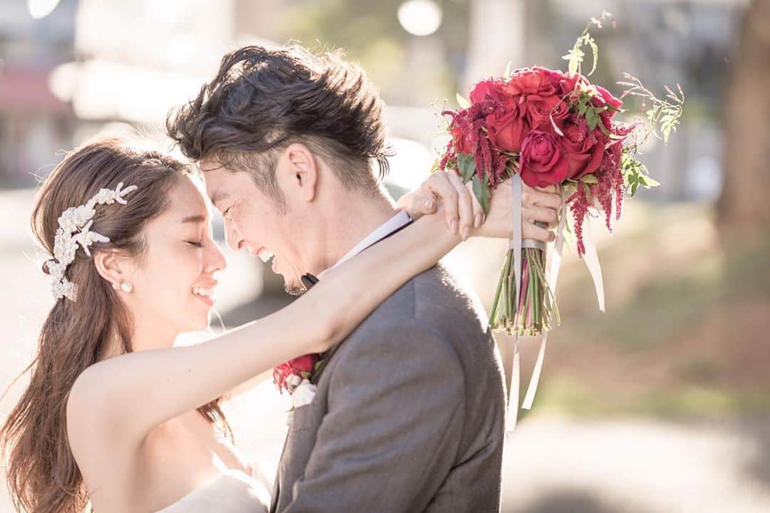 RealWeddingsのインスタグラム：「Downtown.  #ハワイ挙式#ハワイウェディング#ハワイ婚#リゾ婚#リゾ婚ハワイ#海外ウェディング#ハワイ結婚式#プレ花嫁#フォトウェディング#海外挙式#花嫁準備#日本中のプレ花嫁さんと繋がりたい#全国のプレ花嫁さんと繋がりたい#リゾートウェディング#2020冬婚#2021春婚#結婚式準備#ダウンタウン撮影﻿ #hawaii#wedding#instawedding#instaphoto#hawaiiwedding#hawaiiweddingplanner#realweddings_hawaii#downtown#honolulu」