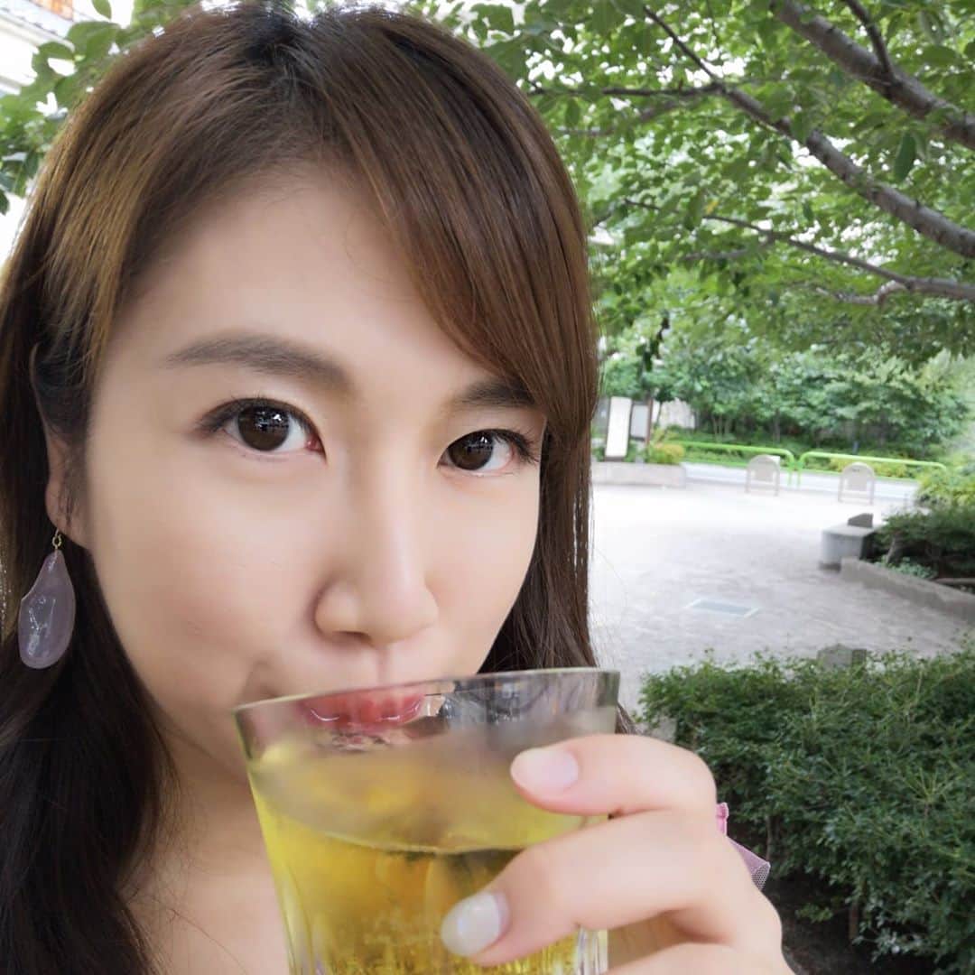 石川奈津紀さんのインスタグラム写真 - (石川奈津紀Instagram)「【暑い日を乗り切る方法！】 暑い。。。 12時に仕事終わって外に出たらびっくり☀️ 熱中症、気を付けましょう。 お酒を飲むときは、同量以上のお水もね。 @wakaze_japan さんの FONIA TERRAは ロックもおいしい。 * #WAKAZE #日本酒カクテル #日本酒 #日本酒🍶#日本酒好き #日本酒好きな人と繋がりたい #日本酒女子 #sakemake #japanesesake #sake #ポン酒タグラム #日本酒ナビゲーター #唎酒師 #ごちそうさまでした #おうち飲み #おうち居酒屋🍺 #外飲み #酒蔵見学」8月10日 12時11分 - natsukiishikawa1011