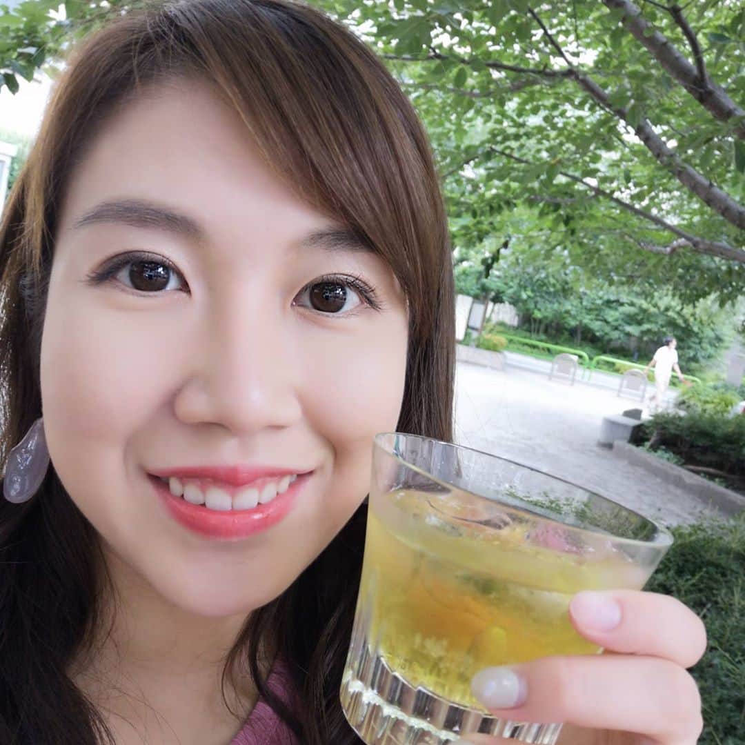 石川奈津紀さんのインスタグラム写真 - (石川奈津紀Instagram)「【暑い日を乗り切る方法！】 暑い。。。 12時に仕事終わって外に出たらびっくり☀️ 熱中症、気を付けましょう。 お酒を飲むときは、同量以上のお水もね。 @wakaze_japan さんの FONIA TERRAは ロックもおいしい。 * #WAKAZE #日本酒カクテル #日本酒 #日本酒🍶#日本酒好き #日本酒好きな人と繋がりたい #日本酒女子 #sakemake #japanesesake #sake #ポン酒タグラム #日本酒ナビゲーター #唎酒師 #ごちそうさまでした #おうち飲み #おうち居酒屋🍺 #外飲み #酒蔵見学」8月10日 12時11分 - natsukiishikawa1011