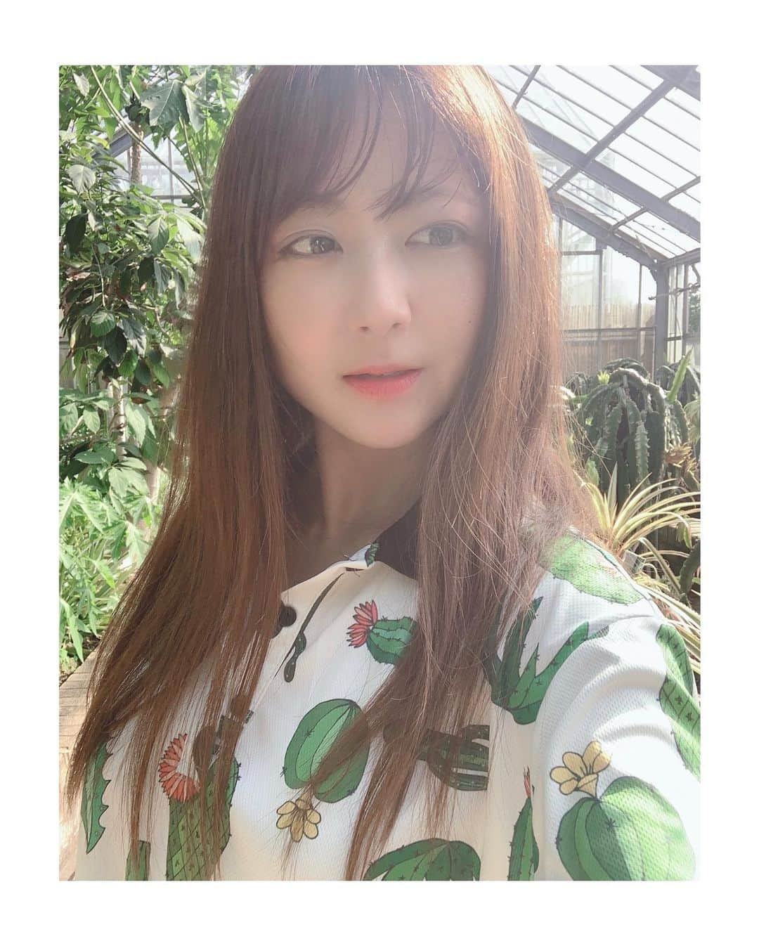 由井香織のインスタグラム：「サボテン×サボテン柄Tシャツ🌵✨🏜 . . この時期の温室の中は驚くほどの滝汗になりますが🥺 サボテン🌵は祖父が好きで実家では温室で育てていてそこでよく遊んでいたので どこか懐かしくて見ると心躍ります💓 ですが、、わたしはサボテンも枯らすようなタイプです🤣🤣悲 . . #温室　#サボテン　#夏　#アロハシャツ」