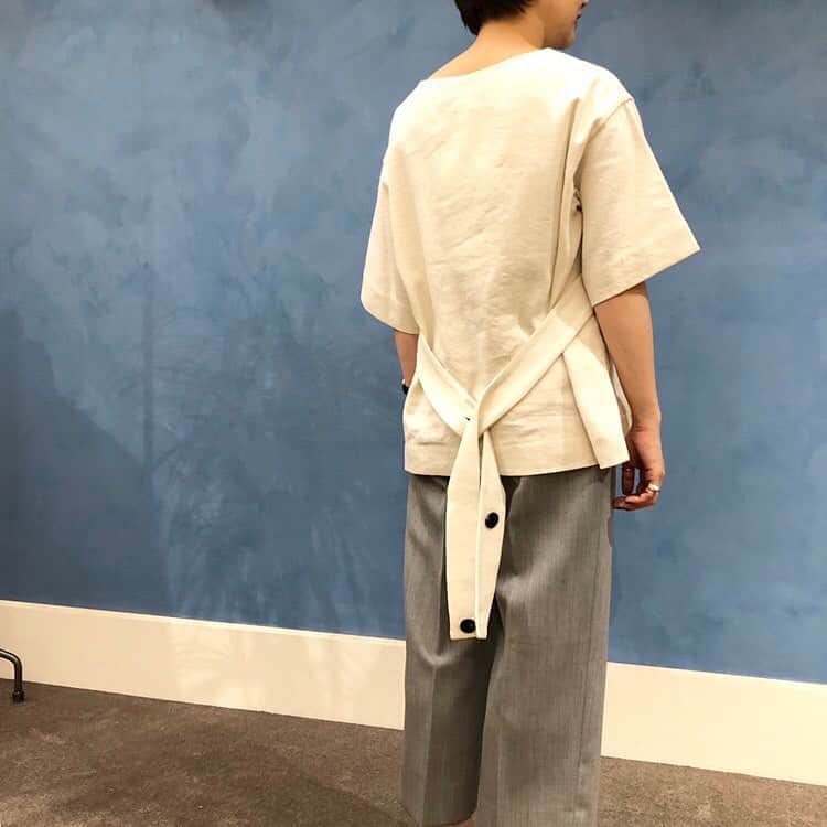 のインスタグラム：「. 【CINOH】 リネン×シルクの生地に洗いをかけた贅沢な仕上がり🌿 ベルトマークをアクセントに💫 . 商品番号　64-01-0546 ¥40,000+tax . #cinoh #demiluxebeams #20aw」
