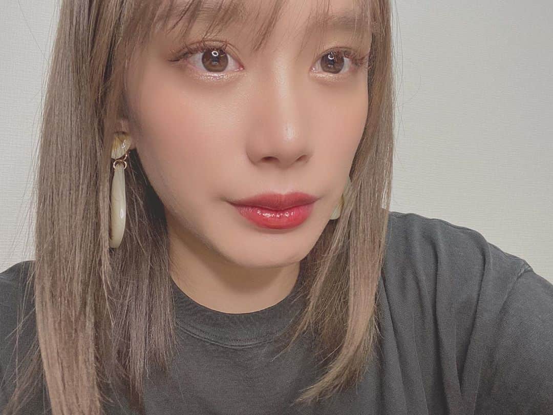 acaneのインスタグラム：「・ new hair !!!!! ・ thank you @fi_ne.rino ❤️ ・ 期間限定で髪色を暗くしました☺️ 好評だな〜暗髪〜😌笑 ・ ・ メイクもオレンジ寄りのチークと ブラウンのマスカラしてみた🤟🏾 色素薄い系女子になりたい(一生無理説)」