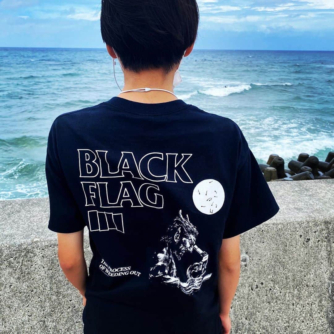 青木ロビンさんのインスタグラム写真 - (青木ロビンInstagram)「娘と親子二代で Black Flagの同じTシャツ着てるの 感慨深いものがあるな。  #blackflag #青木家のバンドt」8月10日 12時32分 - aokirobin
