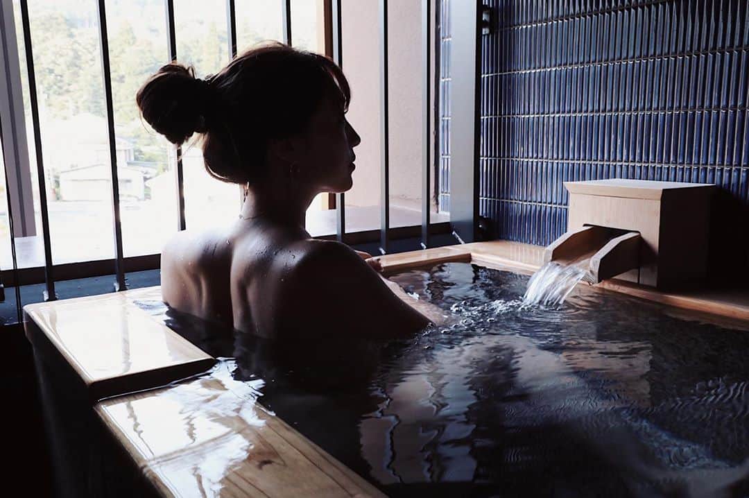 唯可（yuika）さんのインスタグラム写真 - (唯可（yuika）Instagram)「お部屋のどこを撮ってもおしゃん そして、この時期にとっても嬉しい 客室露天風呂♨️ . あまりにも気持ち良くってホテル着いてまずお風呂入ってご飯食べた後にまた入って、締めに朝も足湯しました🤟 . . お部屋の中もめっちゃおしゃれなの🥺🧡 スクロールしてみて見てね📸 . . #インディゴ箱根強羅 #客室露天風呂#温泉#箱根#箱根旅行#温泉旅行#家族旅行#hotelindigohakone#hakone#onsen」8月10日 12時25分 - yu.i.k.a