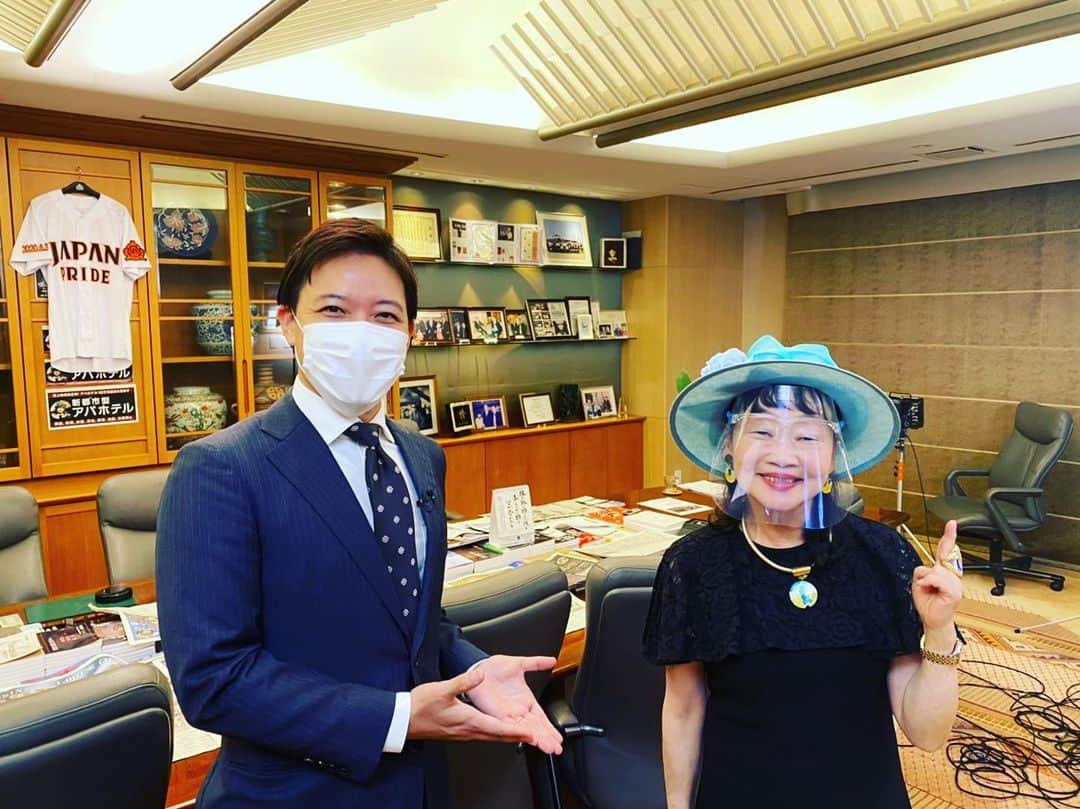 立田恭三のインスタグラム：「【アパホテル社長】 コロナ感染者の中で 軽症者や無症状患者を いち早く受け入れたアパホテルの社長にインタビューにいきました！  あの有名な女性社長です。 めちゃ、パワフルで幸せオーラでてました！！  このあとミヤネ屋で放送です。  #アパホテル  #社長  #帽子コーデ  #パワフル  #今週宮根さん夏休み」