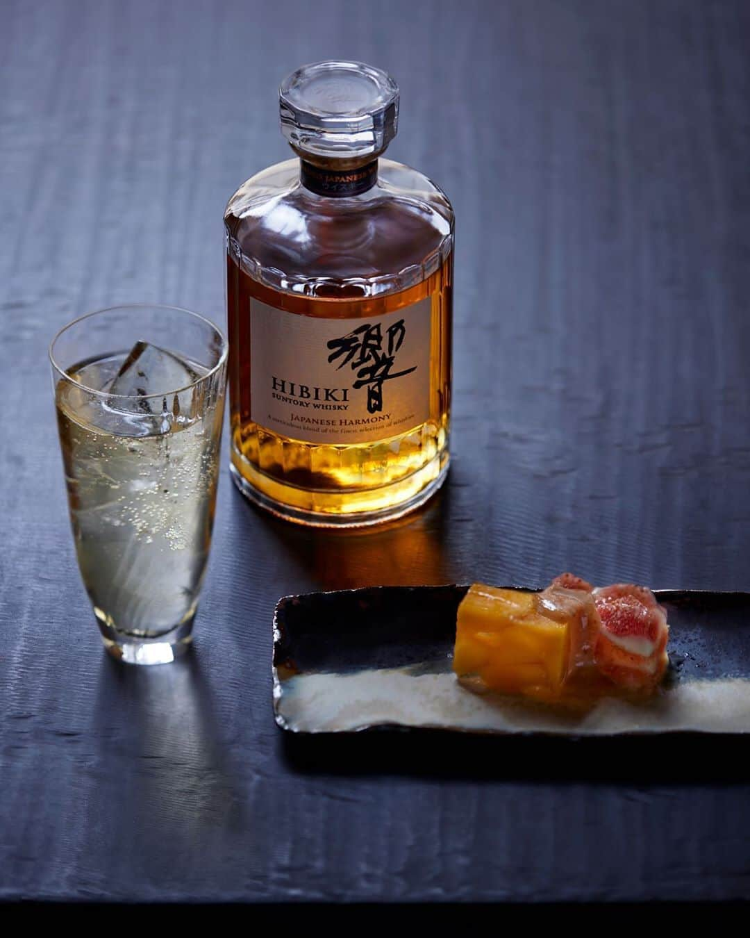 響 | SUNTORY WHISKY HIBIKIさんのインスタグラム写真 - (響 | SUNTORY WHISKY HIBIKIInstagram)「. HIBIKI TIME　～二十四節気・立秋～　  目にも鮮やかな、旬果の寒天寄せを前菜に。 Taste the cold appetizers of seasonal ingredients, and their brilliant colors are pleasing to the eye.  #hibiki #響 #二十四節気 #24seasons #立秋 #risshu #earlyautumn #highball #ハイボール #おつまみ #appetizer #いちじく #fig #マンゴー #mango #寒天寄せ」8月10日 18時01分 - suntorywhisky_hibiki