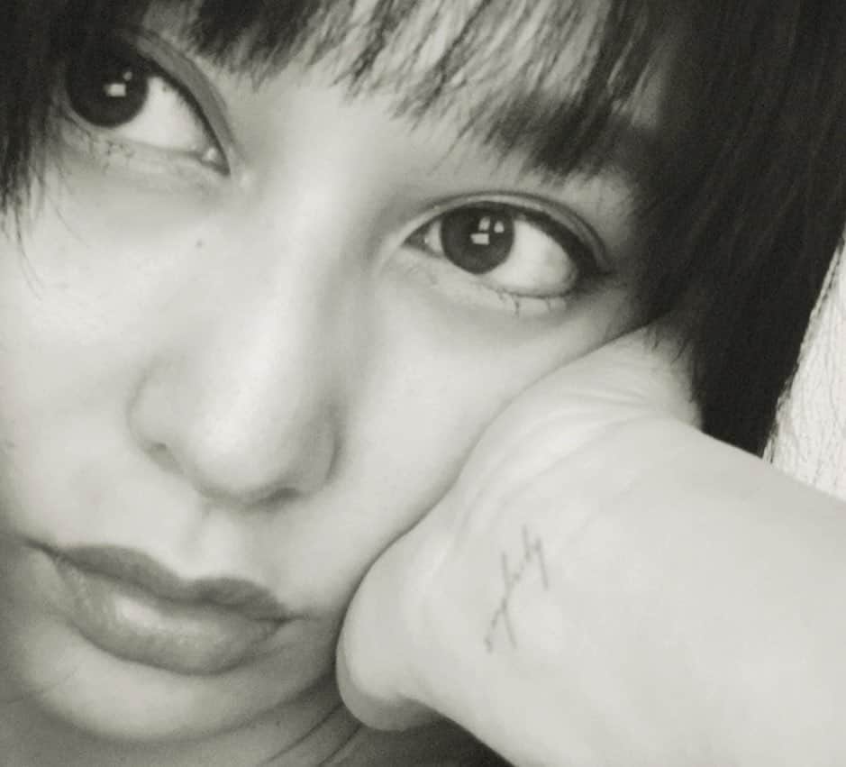 のインスタグラム：「悪戯  痛いの嫌いな佐藤には お似合い(笑  タトゥーシール🌹  気分転換🧸  #tattoo #シール#blackandwhite」