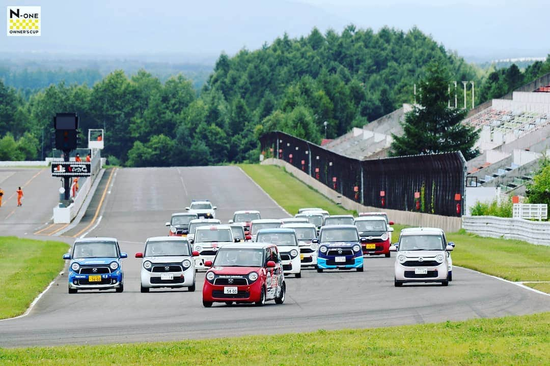 下村真由美さんのインスタグラム写真 - (下村真由美Instagram)「🚘2020 N-ONE Owner's cup Rd5.9🚘 ＊ 今回は#新千歳モーターランド　の皆さんに仲間に入れてもらい参戦してきました🏁✨ ＊ 今年初のスプリントレース。結果はまた後ろから数えて1番…泣 でも‼  ちょっと走り方というか、コーナーに入っていく時のステアリング、ブレーキの仕方がなんとなく掴めた走行が出来たし、エンジンの音を聞くとか、初めてドライでスピンをしたとか笑、収穫の多い3日間でした🤗✨ ただ、やっぱりスタートが下手☹️　練習する事と課題はまだまだ沢山あるけど、くじけずに頑張ります💪💨💨💨 ＊ 新千歳モーターランドの皆さん、大変お世話になりました😊💫 本当にありがとうございました🙌🙌🙌 ＊ #noneownerscup#十勝スピードウェイ#新千歳モーターランド#ホンダレーシング#モティーズ#YOKOHAMA #無限#None#autista#女子レーサー#スパルコ」8月10日 12時40分 - mayum2323