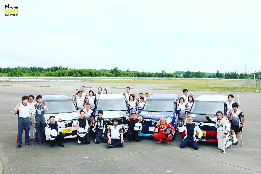 下村真由美さんのインスタグラム写真 - (下村真由美Instagram)「🚘2020 N-ONE Owner's cup Rd5.9🚘 ＊ 今回は#新千歳モーターランド　の皆さんに仲間に入れてもらい参戦してきました🏁✨ ＊ 今年初のスプリントレース。結果はまた後ろから数えて1番…泣 でも‼  ちょっと走り方というか、コーナーに入っていく時のステアリング、ブレーキの仕方がなんとなく掴めた走行が出来たし、エンジンの音を聞くとか、初めてドライでスピンをしたとか笑、収穫の多い3日間でした🤗✨ ただ、やっぱりスタートが下手☹️　練習する事と課題はまだまだ沢山あるけど、くじけずに頑張ります💪💨💨💨 ＊ 新千歳モーターランドの皆さん、大変お世話になりました😊💫 本当にありがとうございました🙌🙌🙌 ＊ #noneownerscup#十勝スピードウェイ#新千歳モーターランド#ホンダレーシング#モティーズ#YOKOHAMA #無限#None#autista#女子レーサー#スパルコ」8月10日 12時40分 - mayum2323