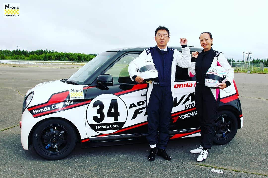 下村真由美さんのインスタグラム写真 - (下村真由美Instagram)「🚘2020 N-ONE Owner's cup Rd5.9🚘 ＊ 今回は#新千歳モーターランド　の皆さんに仲間に入れてもらい参戦してきました🏁✨ ＊ 今年初のスプリントレース。結果はまた後ろから数えて1番…泣 でも‼  ちょっと走り方というか、コーナーに入っていく時のステアリング、ブレーキの仕方がなんとなく掴めた走行が出来たし、エンジンの音を聞くとか、初めてドライでスピンをしたとか笑、収穫の多い3日間でした🤗✨ ただ、やっぱりスタートが下手☹️　練習する事と課題はまだまだ沢山あるけど、くじけずに頑張ります💪💨💨💨 ＊ 新千歳モーターランドの皆さん、大変お世話になりました😊💫 本当にありがとうございました🙌🙌🙌 ＊ #noneownerscup#十勝スピードウェイ#新千歳モーターランド#ホンダレーシング#モティーズ#YOKOHAMA #無限#None#autista#女子レーサー#スパルコ」8月10日 12時40分 - mayum2323