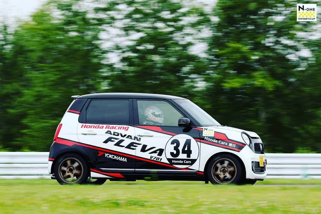 下村真由美さんのインスタグラム写真 - (下村真由美Instagram)「🚘2020 N-ONE Owner's cup Rd5.9🚘 ＊ 今回は#新千歳モーターランド　の皆さんに仲間に入れてもらい参戦してきました🏁✨ ＊ 今年初のスプリントレース。結果はまた後ろから数えて1番…泣 でも‼  ちょっと走り方というか、コーナーに入っていく時のステアリング、ブレーキの仕方がなんとなく掴めた走行が出来たし、エンジンの音を聞くとか、初めてドライでスピンをしたとか笑、収穫の多い3日間でした🤗✨ ただ、やっぱりスタートが下手☹️　練習する事と課題はまだまだ沢山あるけど、くじけずに頑張ります💪💨💨💨 ＊ 新千歳モーターランドの皆さん、大変お世話になりました😊💫 本当にありがとうございました🙌🙌🙌 ＊ #noneownerscup#十勝スピードウェイ#新千歳モーターランド#ホンダレーシング#モティーズ#YOKOHAMA #無限#None#autista#女子レーサー#スパルコ」8月10日 12時40分 - mayum2323