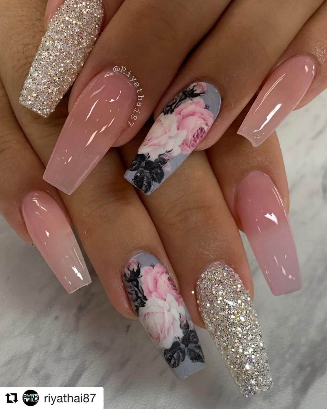 のインスタグラム：「#Repost @riyathai87  ・・・ Pretty in pink, but not as innocent as u think 💅🏻✨🌸  🌸 #RIYAGel No. 059 on top of 112 ,Angel glitter ✨  🌸 #riyawaterdecal #riyaglossynowipetopcoat  🌸 #Naipro#cle#thaiiscle#makeup#nail」