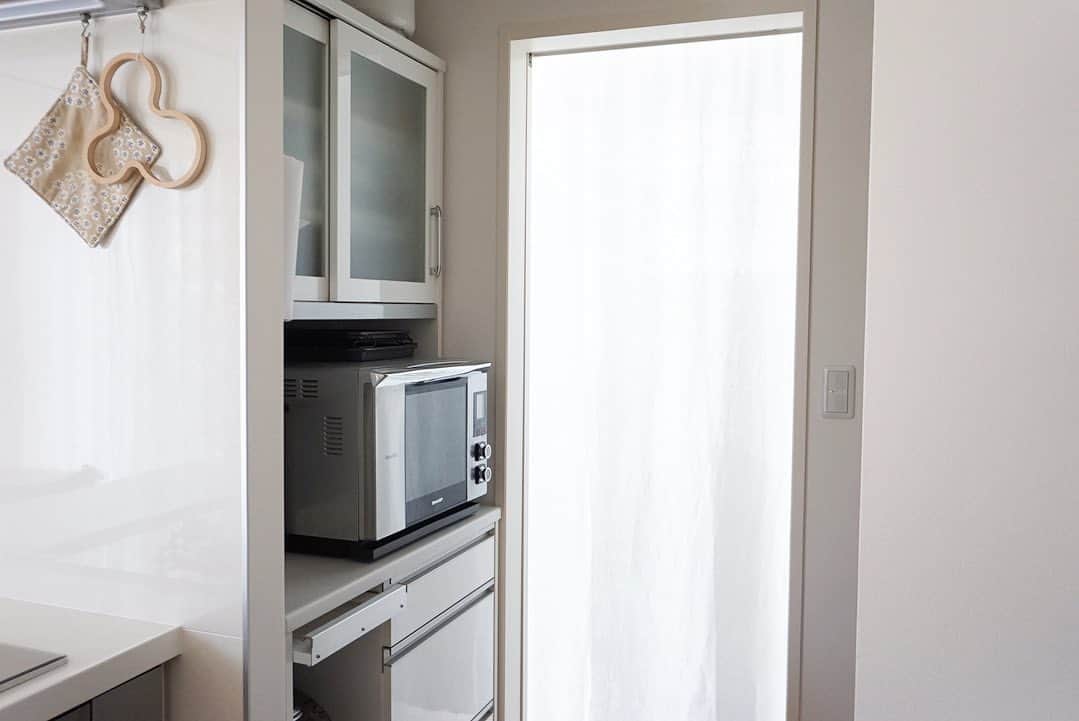 kao. さんのインスタグラム写真 - (kao. Instagram)「8/10 ⚪︎布で仕切る⚪︎  キッチンの奥はランドリールーム。  導線はとっても良いのですが、 扉を開けてると洗濯機がドーン！ 24時間換気のゴミポケットの主張も かなーりはげしめ。  とはいえ、 扉を閉めてしまうと 窓がないキッチンは 暗くなってしまう😣  位置的に リビングから丸見えになるのも 悩みでした💦  光を取り入れながら 洗濯機なんかを隠したいなと 試してみたのが、 リネンを使った目隠し。  光や風を取り入れながら 目線はやさしく遮れるので 中々気に入りました☺️  光を通すようにと選んだ 薄めのリネンの布は、 とりあえずザクザク波縫い。 端がちょっとあまってるけど そのまま🤣  つっぱり棒を百円ショップの鴨居フックに かけただけの簡易的な設置ですが 目隠し効果は充分です🌼♩✨ ・ ・ ちなみに娘からは 「ちゃんと縫った方がいいよ」 と、アドバイスいただきました。 うん、そのうちやる😂　たぶん。」8月10日 12時38分 - kao_kurashi