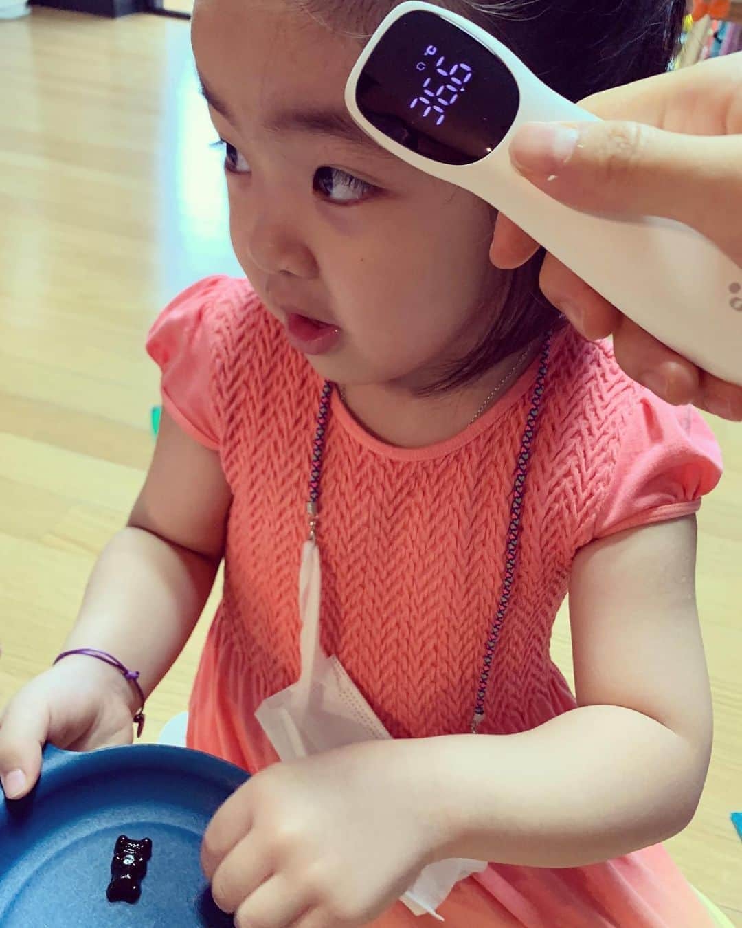 イ・ユンジのインスタグラム：「매일아침에하는일들 체온체크,영양제먹고,마스크바꾸기 #일상의변화 우리는 적응하고 관리하고.또다시희망을품어내야만해. #뉴스에서좋은소식들이들려오는날을기다려#아가좋은하루보내#내사랑 체온계,비타민--> @kimjubu_home」