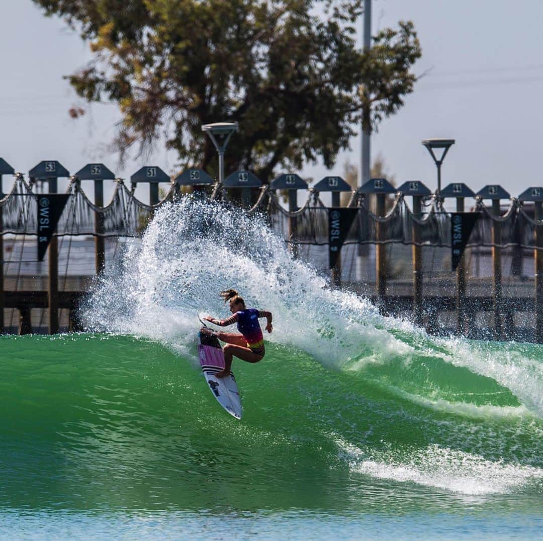 レイキー・ピーターソンのインスタグラム：「So awesome to get back into the jersey this weekend. I’ve missed competing a lot this year. Thanks so much @wsl for making this happen safely for all of us surfers. Hopefully more of this again soon! Photos- @badboyryry_」