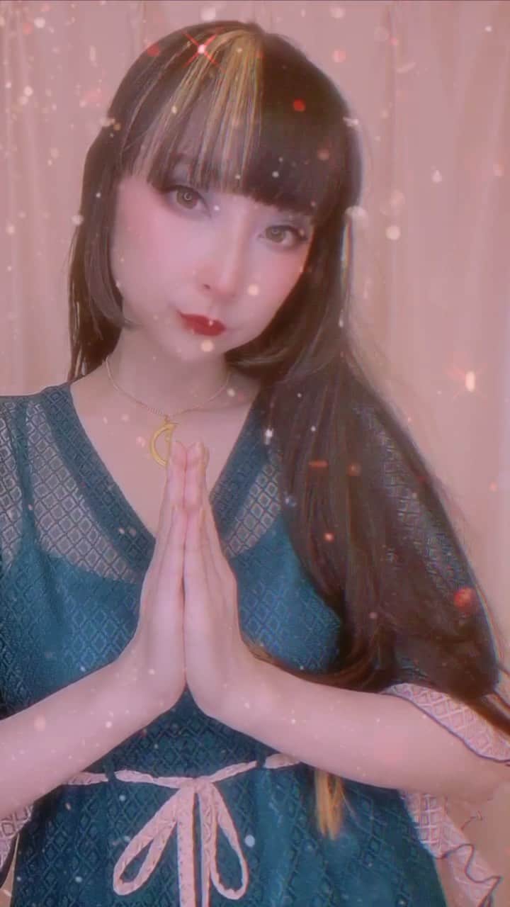のインスタグラム：「🙏🏻🙏🏻🙏🏻✨ . #OOTD Tshirt: #limifeu  Dress: #pameopose . . #makeup  Eyeshadows: #annasuicosmetics  Lipstick: #maccosmeticsjapan  . . 🎵#hwasa - #maria  . TikTok @ rinrin_doll . . #rinrindoll #rinrinreels #harajukufashion #tokyofashion #harajuku #tokyo #japan #japanesefashion #mariahwasa #原宿 #東京 #今日のコーデ #コーデ #夏コーデ #summerootd」