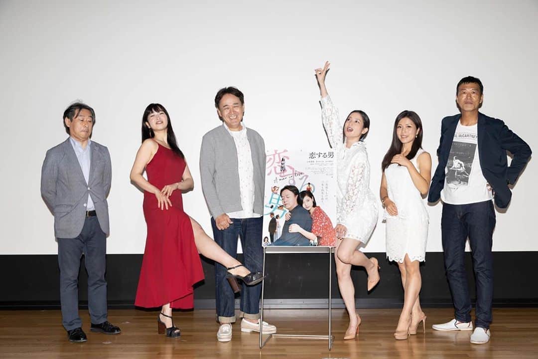 佐々木心音のインスタグラム：「映画「恋する男」 無事に東京上映を終えました。 ありがとうございます！ . こんなに愉快な舞台挨拶写真 (喋る際にはフェイスシールドをしていましたよ) photo by @mc_komorowski  . . . #stage #movie #amaninlove  #leddress #actress #singersongwriter #kokonesasaki  #映画 #恋する男 #東京上映終了　#ありがとうございます #恵比寿東京都写真美術館 #ホール  #小木茂光 #村田信男監督 #佐々木心音」