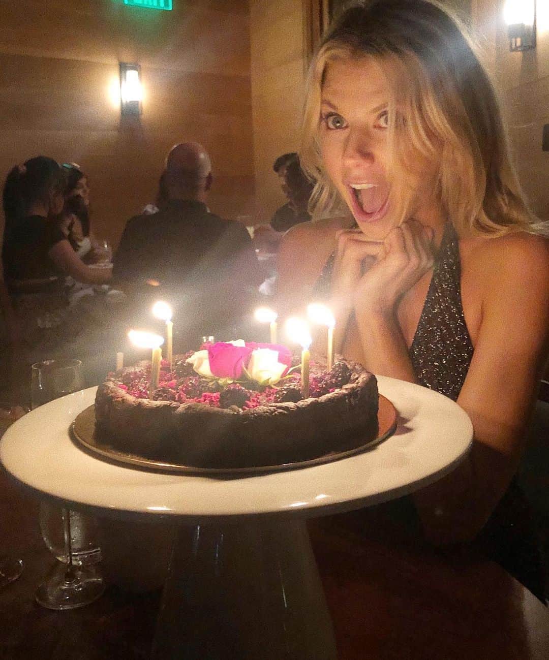 シャーロット・マッキニーのインスタグラム：「Feeling extremely grateful for all the birthday love and cake 🍰」