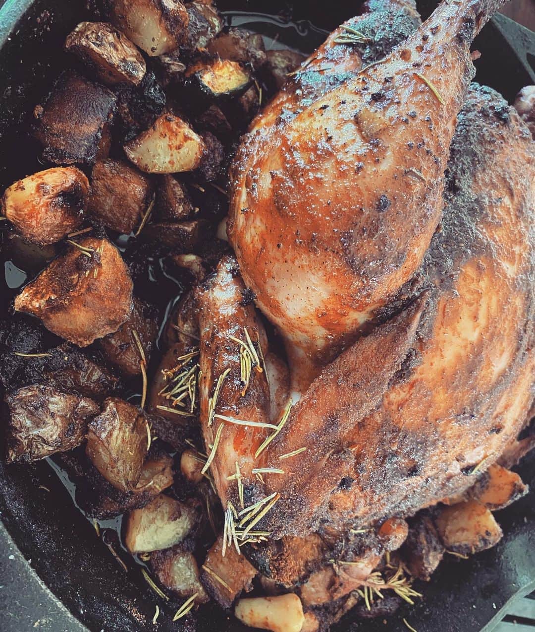 ケリスのインスタグラム：「This weeks SUMMER TIME GOLD MINE BOX Tandoori masala roasted chicken with potatoes, garlic , rosemary and golden raisins. Link in bio . #cheflife #farmer #blackowned #goodlife #goodfood #eatwell #foodie #spice #travel #tandoori #flavor #delicious #goldmine」