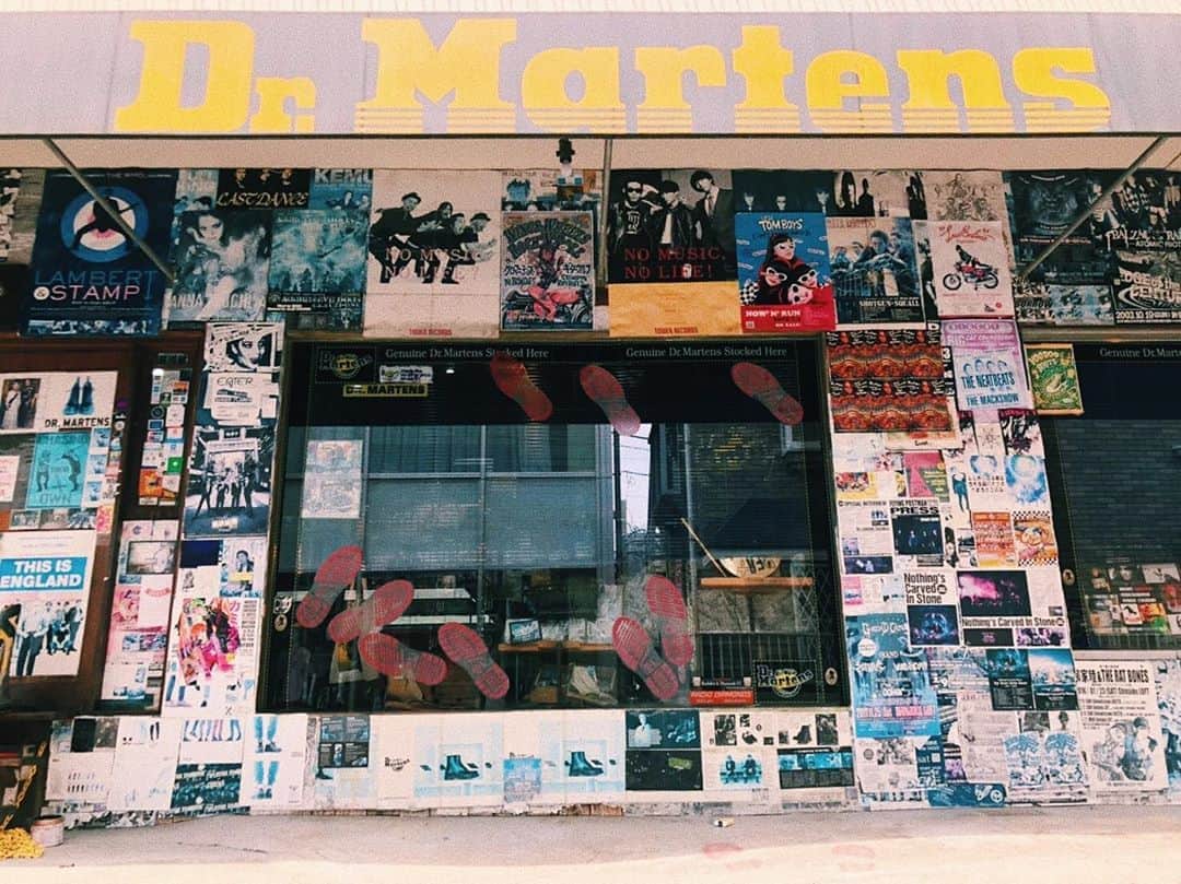 板橋よしえのインスタグラム：「. 日本で一番歴史のあるマーチン＆ジョージコックスの専門店であるDMI原宿が本日、閉店してしまう。 靴の販売の他にカスタマイズやメンテナンスも行っており、ロックやパンクカルチャーに触れる人々から愛され続けてきたお店。 キャンディの裏通りに面したDMIには、"原宿のボス"という敬愛の意味を込めて"ボス"と呼ばせて頂いていたカッコいいおじさんがいた。強面な見た目に反して、チャーミングな人柄のボス。 いつも原宿を徘徊していて、毎朝のように遭遇しては、その度にマーチンの歴史やカルチャー、最新の原宿情報を教えてくれた。 ボスと話をするたびにマーチンや原宿という街への愛情が伝わってきた。 DMI原宿はDr.Martensをイギリスから輸入し、日本で初めて販売したお店。 そんな想い溢れるボスが築いたお店だからDMIはずっと愛されていたのだと思う。 DMIのようにマーチンへの愛が溢れ、マーチンのスピリットを大事にし、心意気溢れるお店は他にない。 そんなDMIが原宿から無くなってしまうなんて･･･ 本当に悲しすぎる。 現在は、ボスから引き継ぎ、マーチン愛溢れるゆいさんがDMIを守っている。 先日、ゆいさんとたくさんお話する機会があった。 マーチンのスピリットを大事にしているからこそ、DMIという愛され続けた店を大事にしているからこその、この決断。 コロナはいろんなものを奪っていってしまう･･･。 お店は無くなってしまうけれど、DMIに集った人たちの心からDMIは永遠に消えない。 わたしは、これからもマーチンを履き続けたいと思う。 #DMI原宿 #drmartens」