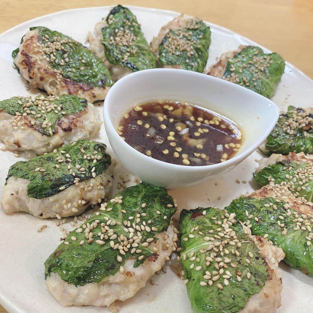 川満陽香理のインスタグラム：「この１ヶ月くらいで食べた美味な物♡ ゴルフ以外の思い出笑  ①  @masudaseed さんのソフトケールで包んでみた！鶏の豆腐ハンバーグ  ②  @kaoriaoyama_official にいただいた長野の桃🍑の、種の周りをギリギリまで削いで削いで🤣1:1:1くらいで甘酒と豆乳でジュースにしたらいい感じだった  ③ 焼肉♡♡♡なんも言えね♡♡♡  ④ゴルフ後のカキ氷！サイコー  ⑤ いつもお世話になっているマットレスの@39design_mattress さんから　いただいた植物発酵エキス✨　意識高いお味がしてなんかホッとする‼︎ありがとうございます😊  おうち時間が増えるとお取り寄せしたくなる🤩誘惑多しっっ  #golf5 #kolwin #女子ゴルフ #女子プロゴルファー #castrol #オリオンビール　#長寿乃里  #よかせっけん  #宮古島」