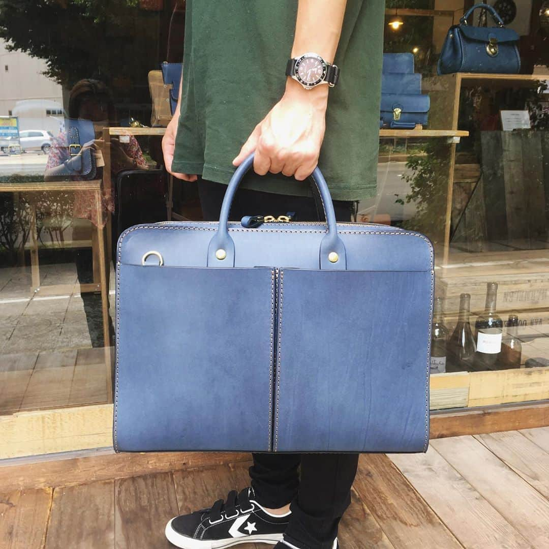 HERZ ヘルツさんのインスタグラム写真 - (HERZ ヘルツInstagram)「こんにちは☀️#ヘルツ仙台店 です💼 ﻿ 今シーズンの限定革、デニムブルー👖🌊﻿  ご好評いただいてます！現品限り（オーダー不可）なので気になる方はお早めに😆﻿  ※こちらの画像の商品は仙台店にてお取扱い中です。各店取り扱い品番が異なりますので、お問い合わせの際はご注意ください。 ﻿ 【HERZ仙台店】﻿ 定休日：水曜・木曜﻿﻿ 営業時間：12:00～19:00﻿ TEL:022-395-7461 ﻿ #ヘルツ#ヘルツ仙台店 #herz#レザー#leather#革#鞄#bag#leatherbag#革鞄#革製品#ハンドメイド#手作り#handmade#日本製#madeinJapan#東京#表参道#マイヘルツ#デニム#denim#ブルー#blue#夏#夏コーデ#summer#summerfashion#デニムブルー」8月10日 13時09分 - herz_bag