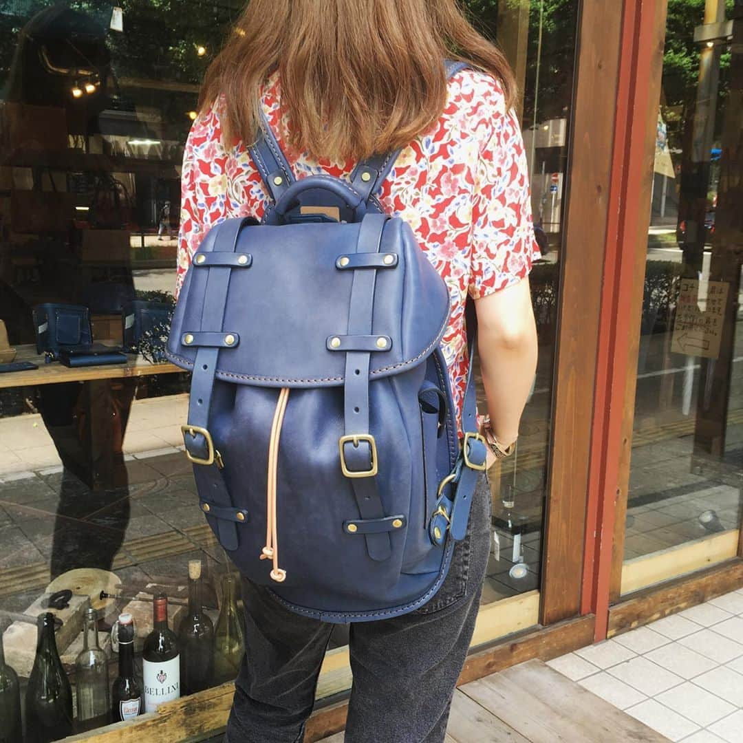 HERZ ヘルツさんのインスタグラム写真 - (HERZ ヘルツInstagram)「こんにちは☀️#ヘルツ仙台店 です💼 ﻿ 今シーズンの限定革、デニムブルー👖🌊﻿  ご好評いただいてます！現品限り（オーダー不可）なので気になる方はお早めに😆﻿  ※こちらの画像の商品は仙台店にてお取扱い中です。各店取り扱い品番が異なりますので、お問い合わせの際はご注意ください。 ﻿ 【HERZ仙台店】﻿ 定休日：水曜・木曜﻿﻿ 営業時間：12:00～19:00﻿ TEL:022-395-7461 ﻿ #ヘルツ#ヘルツ仙台店 #herz#レザー#leather#革#鞄#bag#leatherbag#革鞄#革製品#ハンドメイド#手作り#handmade#日本製#madeinJapan#東京#表参道#マイヘルツ#デニム#denim#ブルー#blue#夏#夏コーデ#summer#summerfashion#デニムブルー」8月10日 13時09分 - herz_bag