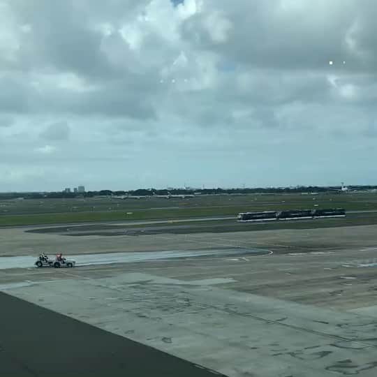 のインスタグラム：「Beautiful Bird A359 , TG 476 taking off from Sydney Kingsford Smith Airport on 10 August 20 to bring passengers and Thai people home.」