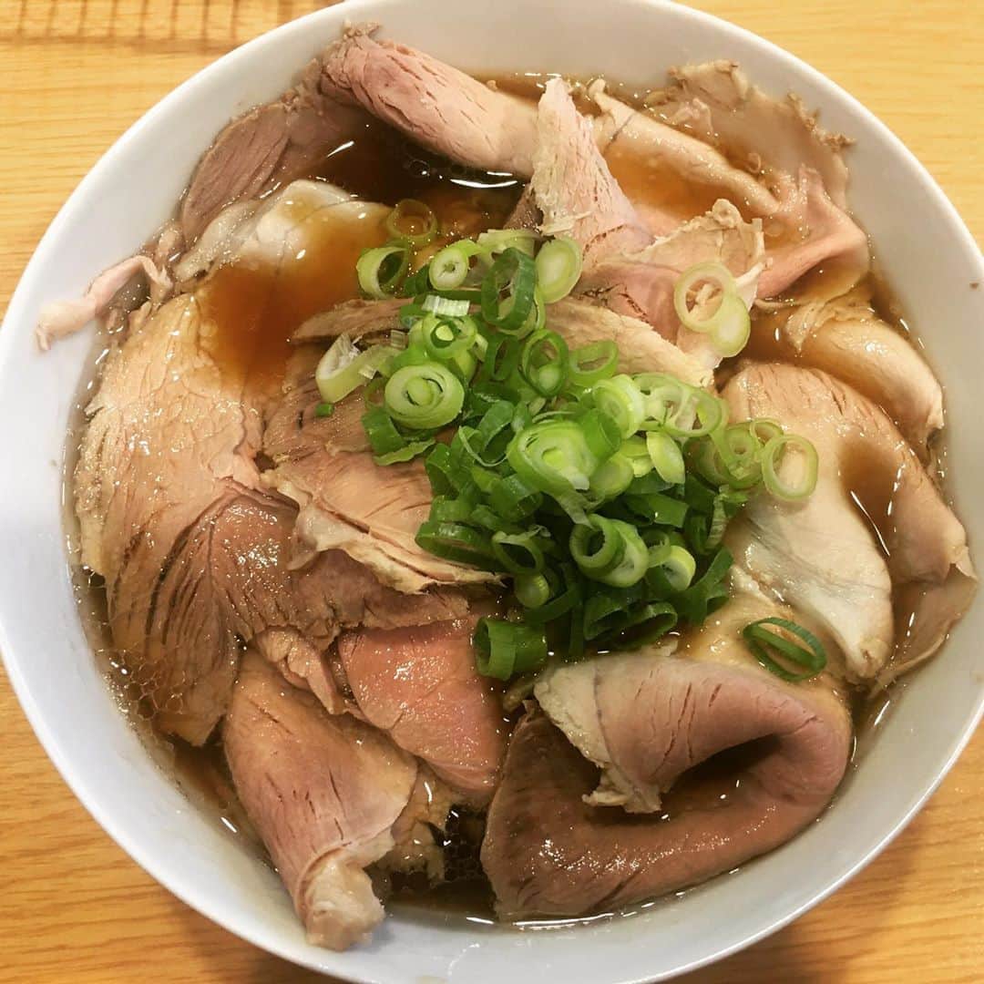 宮田麺児のインスタグラム：「旨い。 西梅田ランプ そうそうこの薄切りチャーシューがいいんよ。 ライスをチャーシューで　包むよ。  パンチの効いた醤油。  #ラーメン #チャーシューメン #西梅田ランプ #旨い」