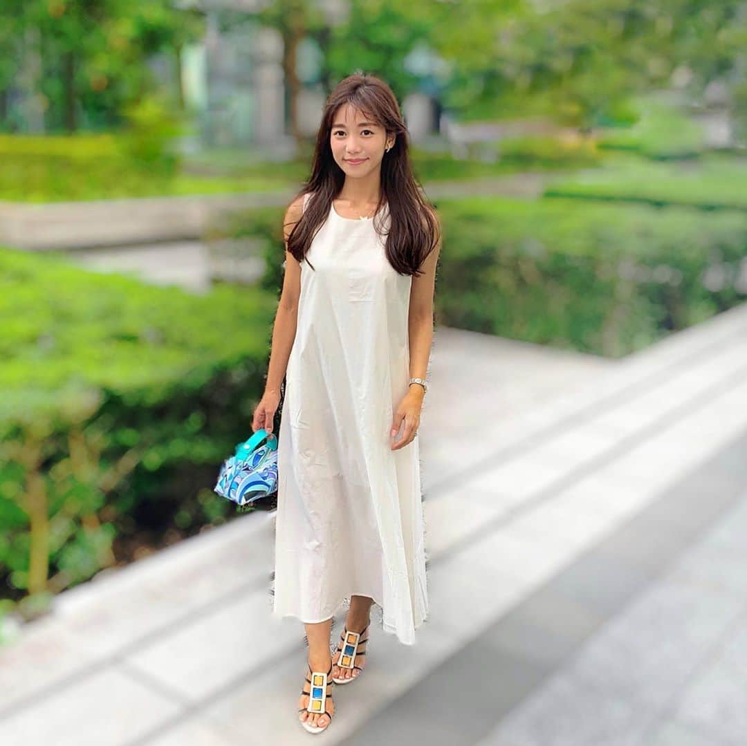 福山唯のインスタグラム：「🤍💙🤍💙 . . 今夜はとうもろこしご飯にしよう☺️🌽✨ . . onepiece @ladiesfashion.kandk  bag @emiliopucci  shoes @loewe  . .  素材を工夫しても外にいる時のマスクはやっぱり暑いですね😵🔥 気をつけてつけましょう🥺✨  . .  #summer #onepiece #linen #kandk_style #coordinate #夏コーデ　#白ワンピース #ワンピース 🌴✨」