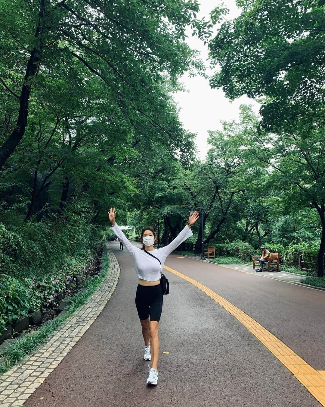 キム・ビヌさんのインスタグラム写真 - (キム・ビヌInstagram)「서울베프와 급 남산 벙개로 7km 걷고  내다리가 내다리가 아님중 🤣 목이 너~~~~~~무 말라서  가방속에 챙겨온 배도라지청으로 당충전 🍐 . . 너무 힘들었지만 또 가고싶네 ?😝 . . #유산소데이  #남산 #애둘맘  #깝스  #남산둘레길」8月10日 13時34分 - binwoos