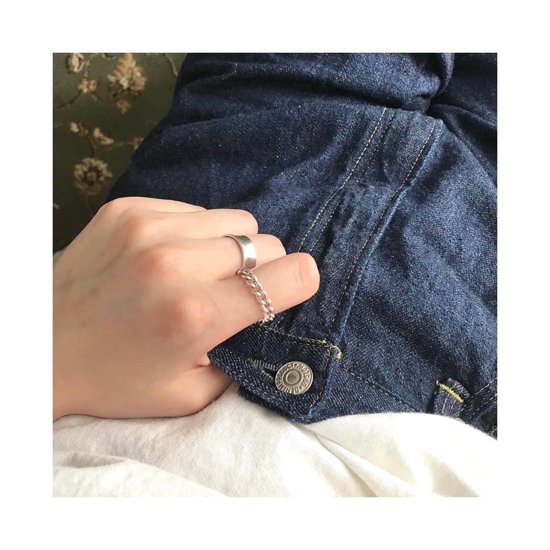 のインスタグラム：「NEW  SV925チェーンリング💍 . シンプルで使いやすい！ 汗水に強い！ 他のリングと合わせても可愛い！ メンズにも！ おすすめのアイテムです🤗 . .  #boxcharmindustry #boxcharm #handmade #accessory #handmadeaccessory #ring #sv925 #silver #silver925 #silveraccessory #silverring #sterlingsilver #chain #chainring  #ボックスチャームインダストリー #ボックスチャーム #ハンドメイド #アクセサリー #ハンドメイドアクセサリー トリー #ボックスチャーム #ハンドメイド #アクセサリー #ハンドメイドアクセサリー#リング #シルバーアクセサリー #シルバーリング #シルバー925 #シルバー925リング #スターリングシルバー #シンプル #チェーン #チェーンリング #指輪」