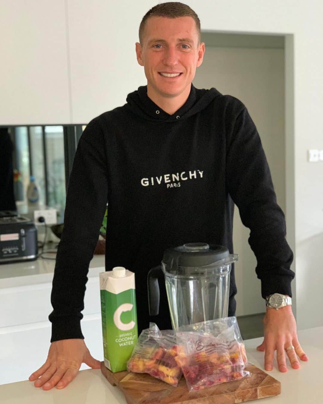 ミッチェル・デュークのインスタグラム：「Been a crazy couple of weeks, however, I still try to maintain a healthy daily diet. @lifessmoothe make it super quick and easy to keep up my fruit and veggie intake each day. Flavour of the month, Summer Sunrise made with Banana, Beetroot, Mango, Pineapple, Raspberry, Strawberry 👌🏼 @ccoconutwater」