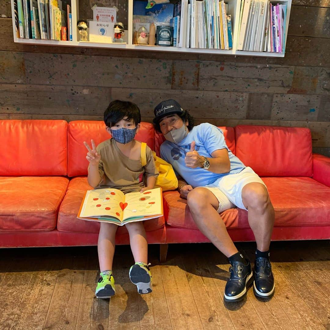 クリス智子さんのインスタグラム写真 - (クリス智子Instagram)「夏休みもない今年、しかし、夏休みらしいことをしてあげたい。 実に、久しぶりに、息子とお楽しみの一日を計画。  ドラえもん、新作を！可愛かったなぁ、恐竜。恐竜たちは、最後、どうなったのか..？🙄私の理解力...ちょっと自信なしなんですが💦鳥を見る目が、ちょっと変わる作品だった。 ドラえもん、ありがとう！  映画館は、一席ずつ間引きながらの予約。（親子も一席間が空くので、ちょこちょこ大変ですが、安心の距離感）  そのあとは、これまた久しぶりにヘアカット。息子においては、普段に行きたがらず、私が切っていますが、伸ばしたいと言うことで、プロに来てもらってくれと。 多分、生まれてから、3回目ぐらい。色々、自分のオーダーに応えていただき、ご満悦でした😊  ボス 杉江さん @colors.island @boss_sugie ありがとうございました〜  襟足が、ちょっと鬼滅の刃、無一郎風なのです😎  私も撮ればよかった、、少しだけ切りました。気持ちがよい！  #祝ドラえもん50周年」8月10日 13時42分 - chris_tomoko